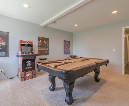 Hot Tub, Views & Game Room - 20 min to Downtown Asheville! in Mars Hill, USA