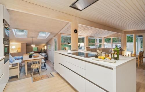 廚房, Stunning Home In Nexø With Kitchen in 斯諾厄拜克