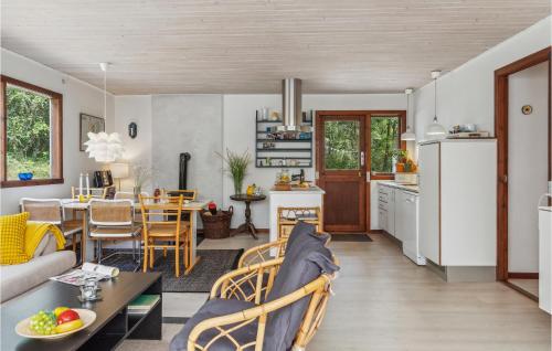 cuina, 3 Bedroom Beautiful Home In Nexø in Snogebaek