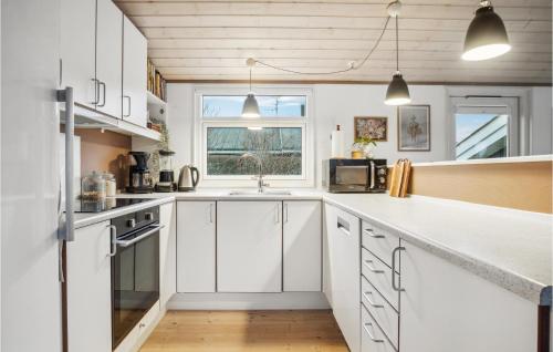 Konyha, 3 Bedroom Pet Friendly Home In Beder in Odder