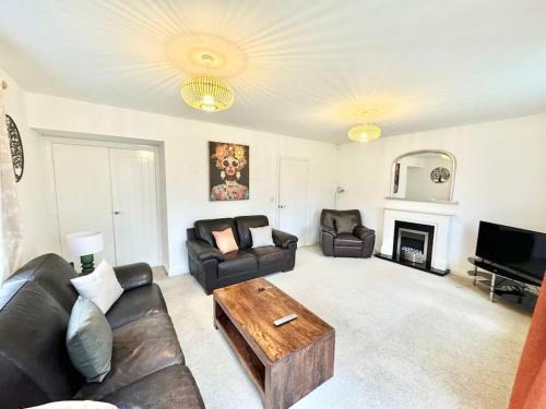 Unique Stays Modern Evergreen House in Ashford!