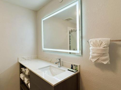 King Suite - Accessible/Non-Smoking