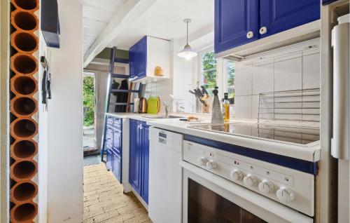 virtuve, 3 Bedroom Gorgeous Home In Nexø in Snogebeka