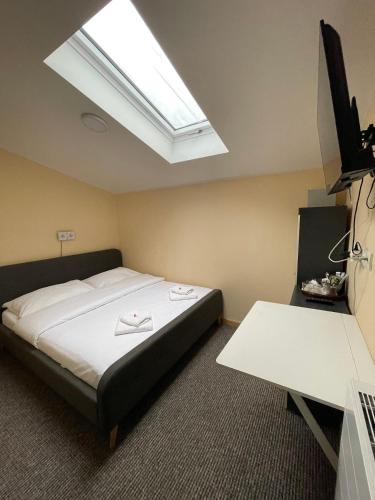4 twin beds