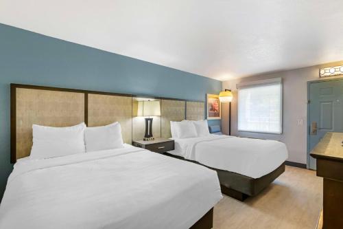 Queen Room with Two Queen Beds - Non-Smoking