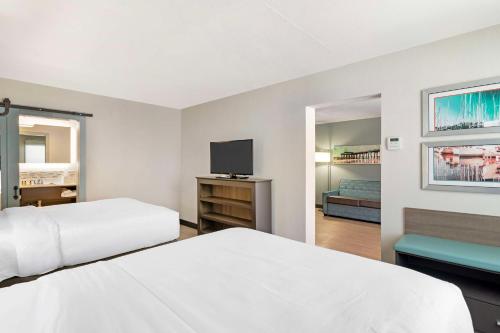 2 queen beds, 1 sofa bed