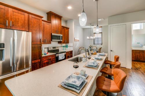 Centrally Located Townhome with Beachy Feel! in Farmers Branch, USA