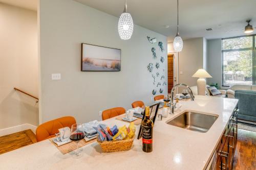 Centrally Located Townhome with Beachy Feel! in Farmers Branch, USA