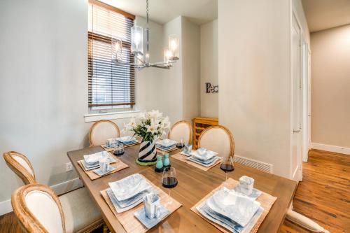 Centrally Located Townhome with Beachy Feel! in Farmers Branch, USA