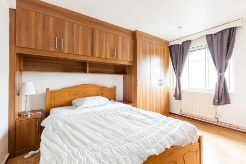 2 Bedroom Flat in good value location, Londres