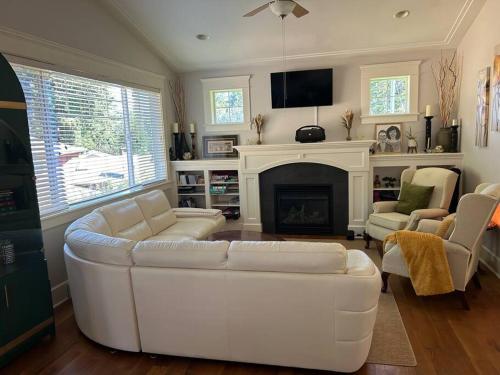 Bright Spacious Entire Home with Kids Backyard Set in Victoria, Canada