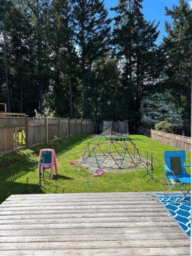 Bright Spacious Entire Home with Kids Backyard Set in Colwood