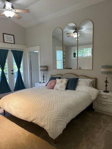 Bright Spacious Entire Home with Kids Backyard Set in Colwood