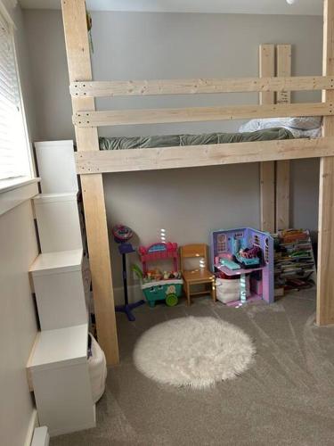 Bright Spacious Entire Home with Kids Backyard Set in Colwood