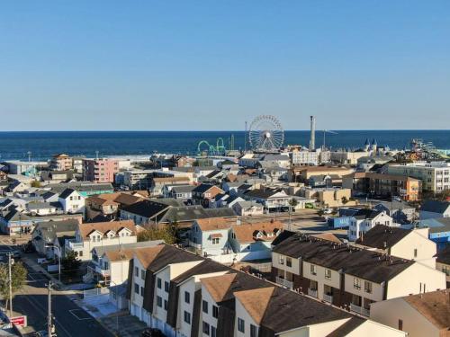 Sea-Renity Now in a 4 Bedroom 4 Bath in Seaside Heights, USA