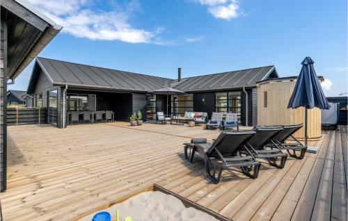 Awesome Home In Hvide Sande With Sauna – khách sạn tại Bjerregard