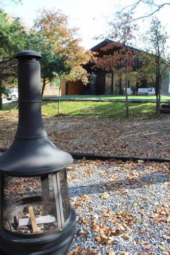 Barndo King Bed Firepit Great Escape From City in Montague, USA