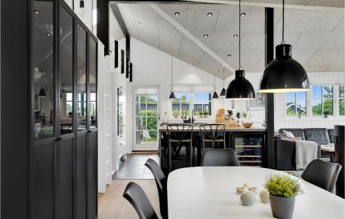 餐廳, Cozy Home In Juelsminde With Wifi in 尤爾斯明納鎮中心