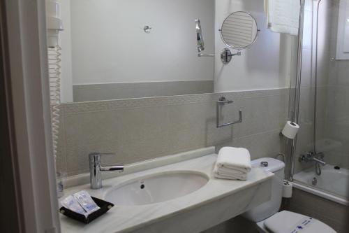 Double or Twin Room with Views image 7