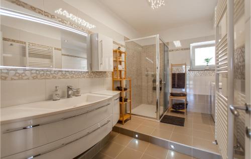 Vannituba, Lovely Apartment In Smarje in Smarje Pri Kopru