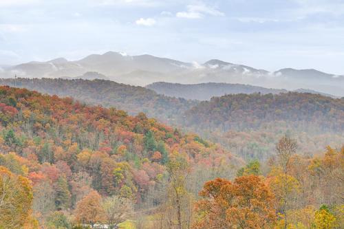 Cozy Haven with Panoramic Smokey Mtn Views! in Franklin, USA