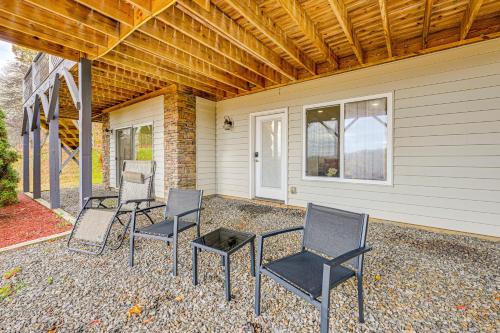 Cozy Haven with Panoramic Smokey Mtn Views! in Franklin, USA