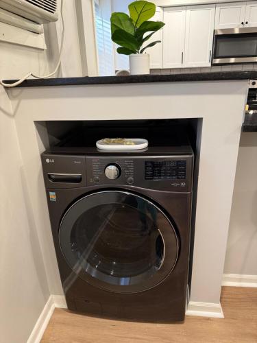 Cathedral Modern King bed with Washer & Dryer in Midtown