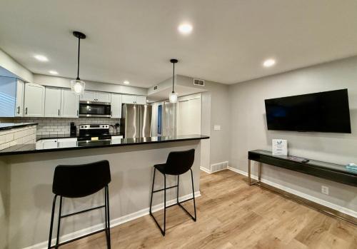 Cathedral Modern King bed with Washer & Dryer in Midtown