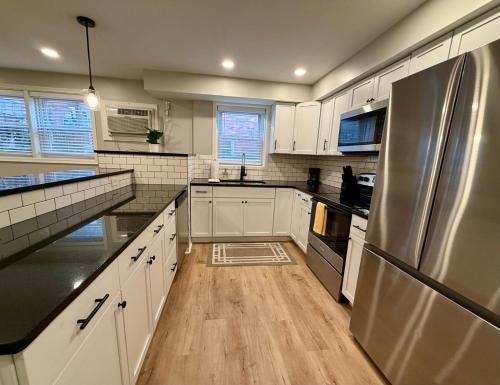 Cathedral Modern King bed with Washer & Dryer in Midtown