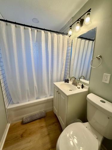 Cathedral Modern King bed with Washer & Dryer in Midtown