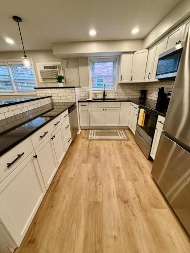 Cathedral Modern King bed with Washer & Dryer in Midtown