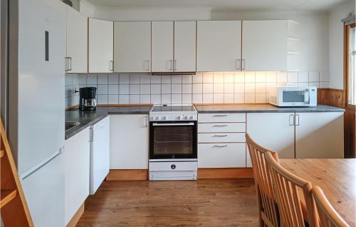 dapur, Gorgeous Home In Kopingsvik With Sauna in Kopingsvik