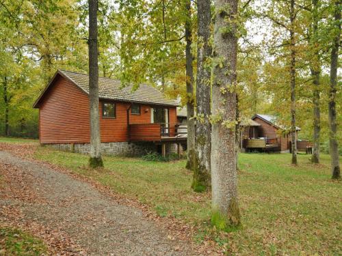 Cozy, wooden chalet with deck gîte à louer Heure