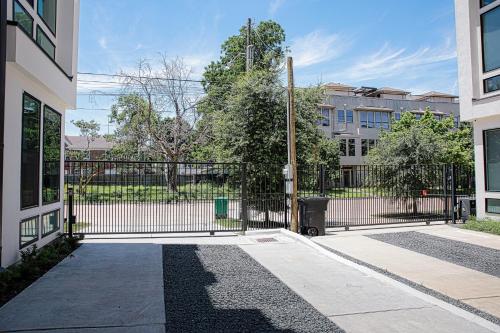 Spacious 3Bed 2King 3Bath Rooftop Free Wifi in Houston, USA