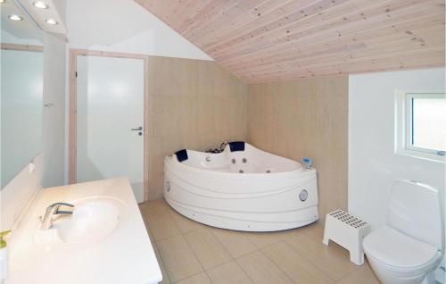 Bathroom, Stunning Home In Ebeltoft With Sauna in Ebeltoft