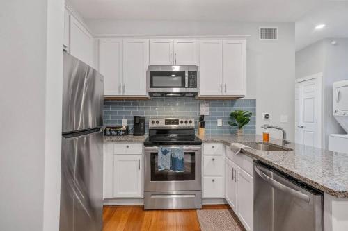 Prime OTR off Vine St, Lux Full Bed, Fast WiFi, Fully Equipped, 50in TV, Sleeps 4ppl in Cincinnati, USA