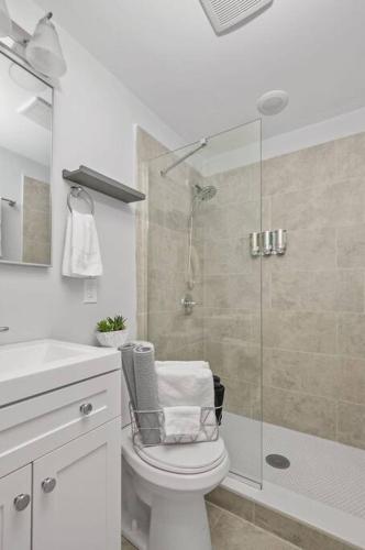 Prime OTR off Vine St, Lux Full Bed, Fast WiFi, Fully Equipped, 50in TV, Sleeps 4ppl in Cincinnati, USA