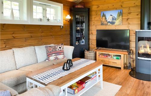 4 Bedroom Awesome Home In Nordfjordeid in 諾德卓伊戴德
