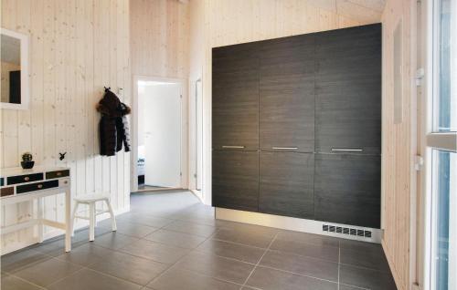 Konyha, Pet Friendly Home In Glesborg With Sauna in Fjellerup