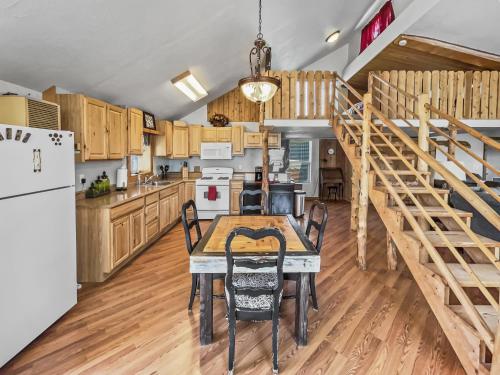 Cedar Mountain Bunkhouse cabin