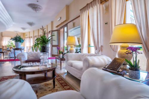 共用Lounge/電視區, 阿斯圖拉宮酒店 (Astura Palace Hotel) in 內圖諾