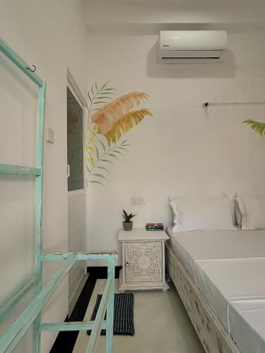 Small Double Room image 4