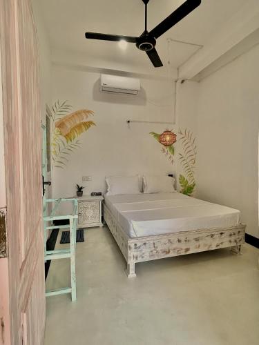 Small Double Room image 3
