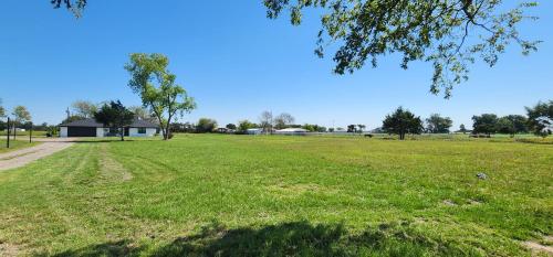 Modern 10 Acre Horse Ranch-Walk to Lake Ray Robert in Pilot Point, USA
