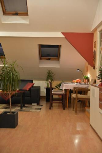 ห้องส่วนกลางสำหรับนั่งเล่น/ดูทีวี, Sopron Eszter Apartman in อุยเตเลกี กุลวารอส
