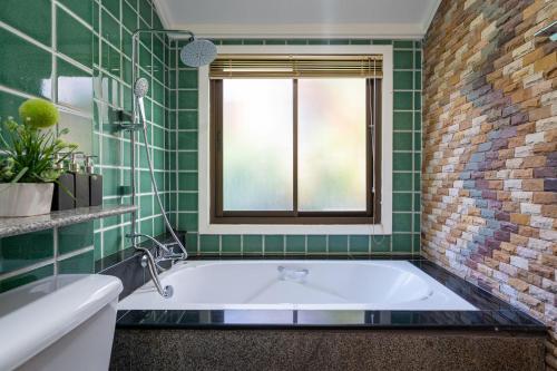 room detail thumbnail 2