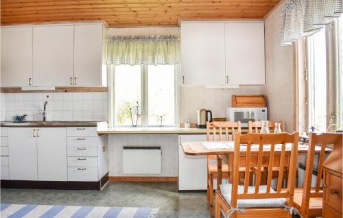 virtuve, Awesome Home In Ånimskog With Wifi (Awesome Home In Animskog With Wifi) in Animskog