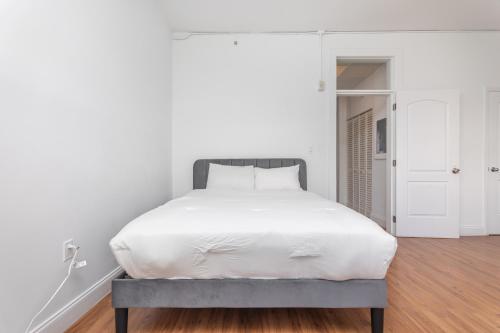 1-BDRM Apartment - Heart of Downtown & Wynwood in Miami, USA