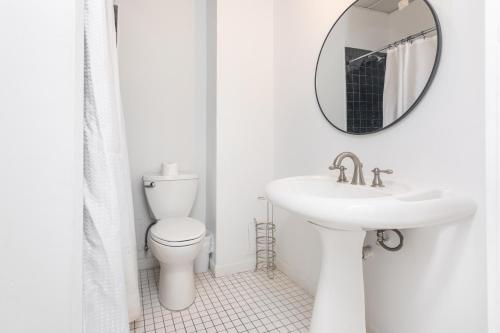 1-BDRM Apartment - Heart of Downtown & Wynwood in Miami, USA