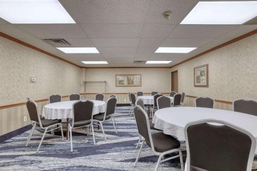 Comfort Suites Appleton Airport - image 2